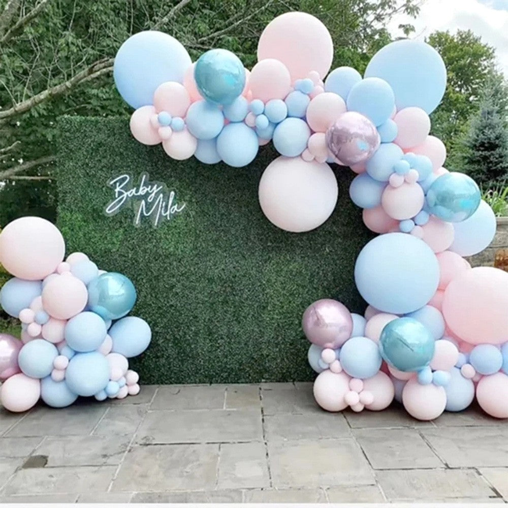 Traje azul y rosa, con cadena y globo con arco y tema de revelación de género